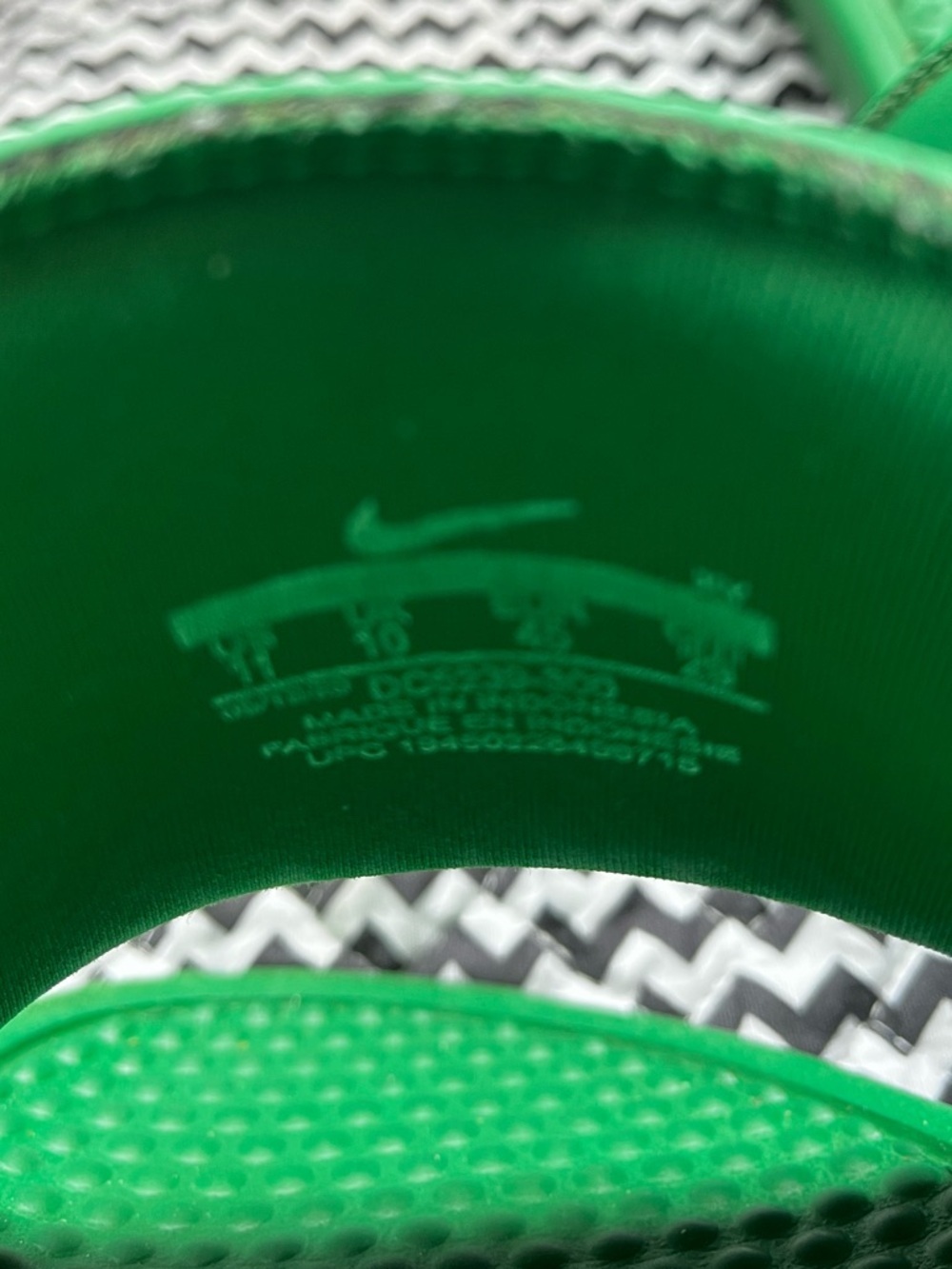 Stussy X Nike Benassi green slides size 11 - Picture 3 of 4